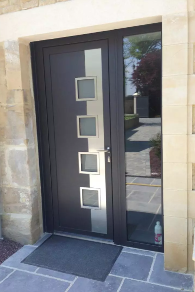 Présentation des avantages d'une porte en aluminium.