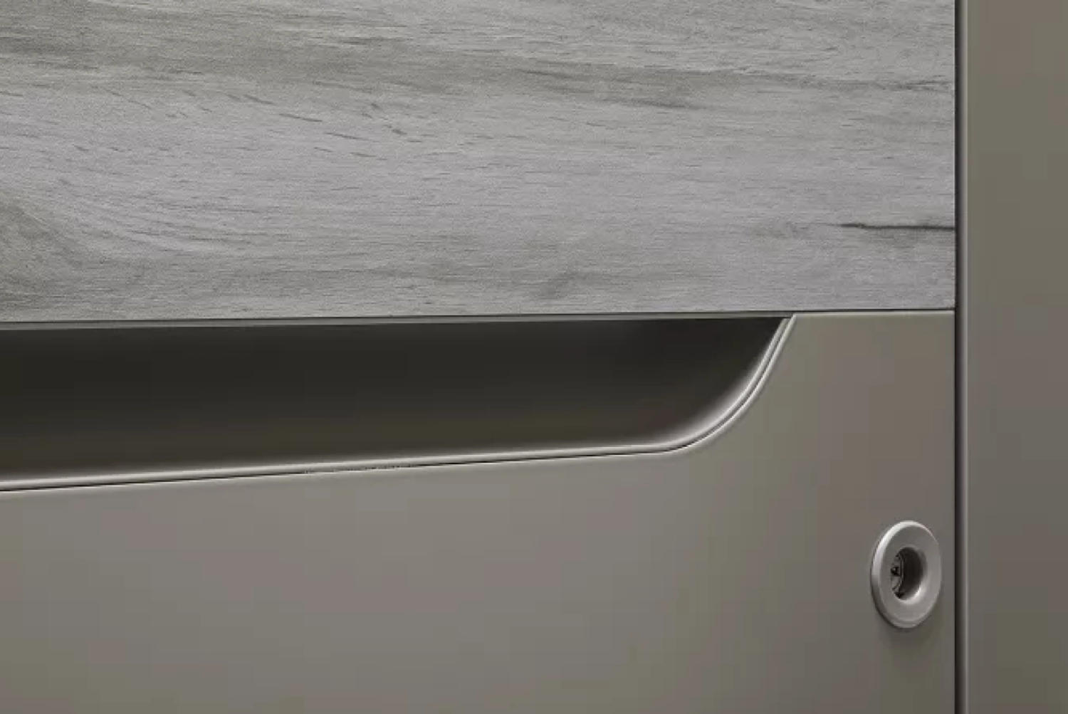 Une installation de porte agréée Bel'M Expérience - Zoom produit : la porte d’entrée alu 100