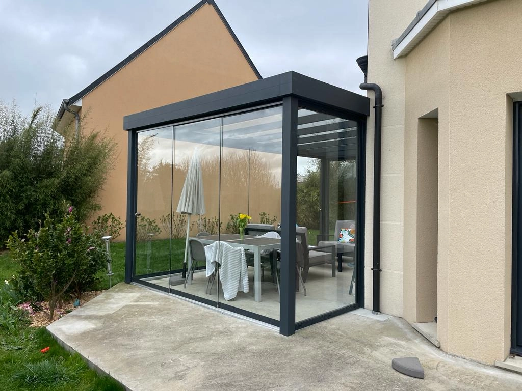 Une pergola parfaite par temps de pluie... - Zoom produit : la pergola à toiture plate vitrée Flatroof par Logikinov by...