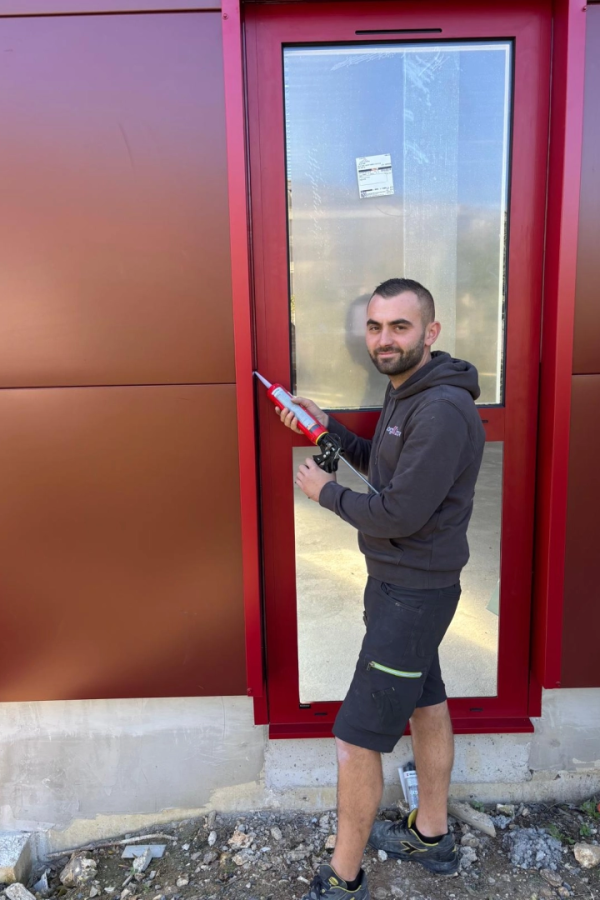 Zoom collaborateur : Thomas, poseur de menuiserie Logikinov à l’agence d’Équemauville