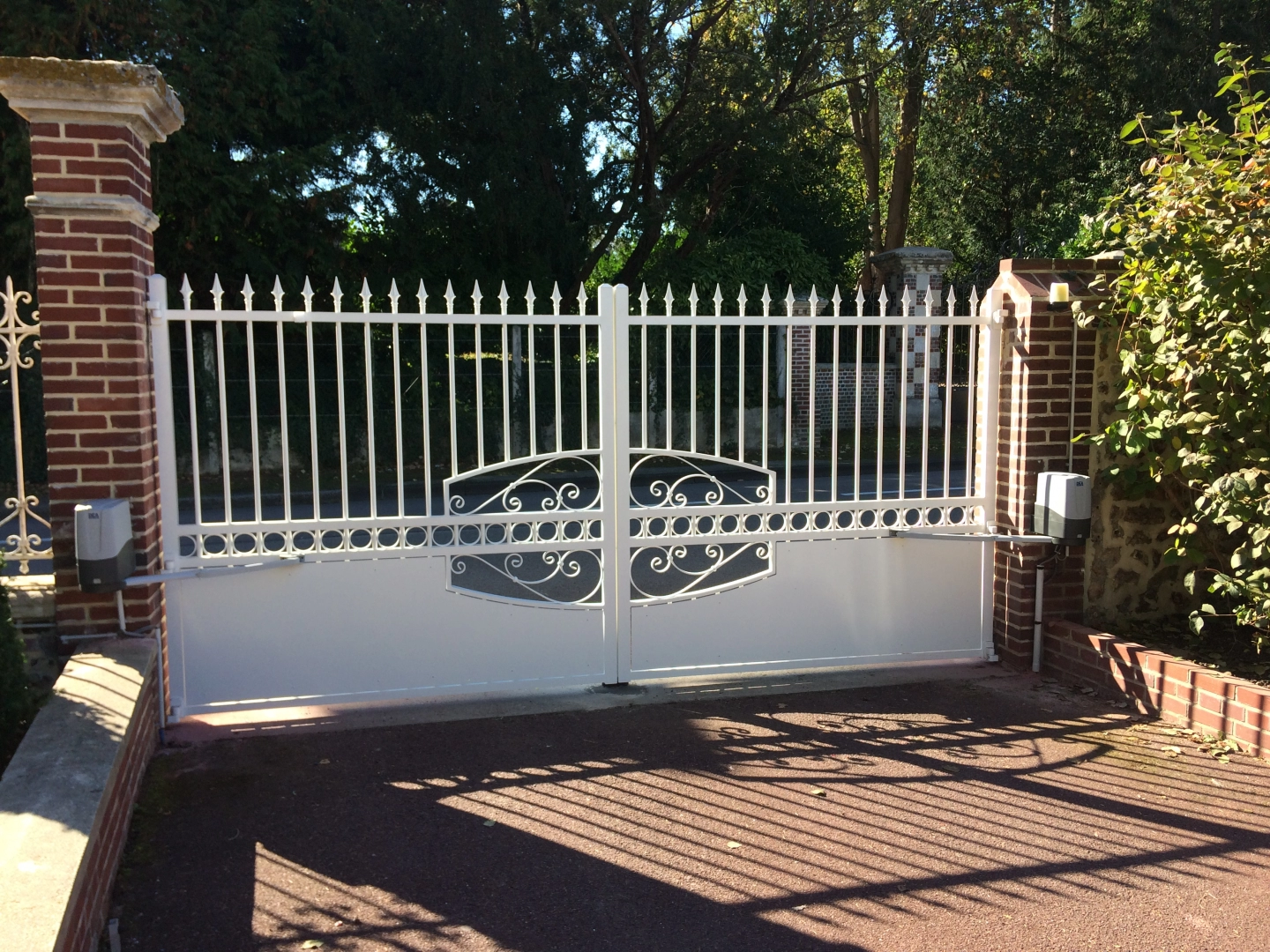 Portail aspect fer forgé - Cinq raisons pour nous confier votre portail en fer forgé en Normandie