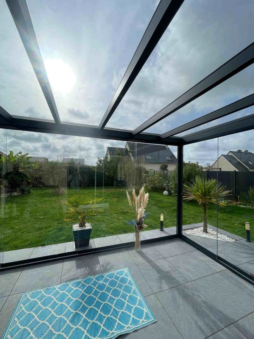 Construction de pool house vitré ou en aluminium : alliance de lumière et de performance