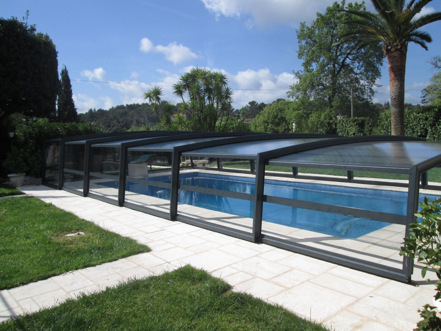 Des modèles d’abris de piscine sur mesure pour chaque projet