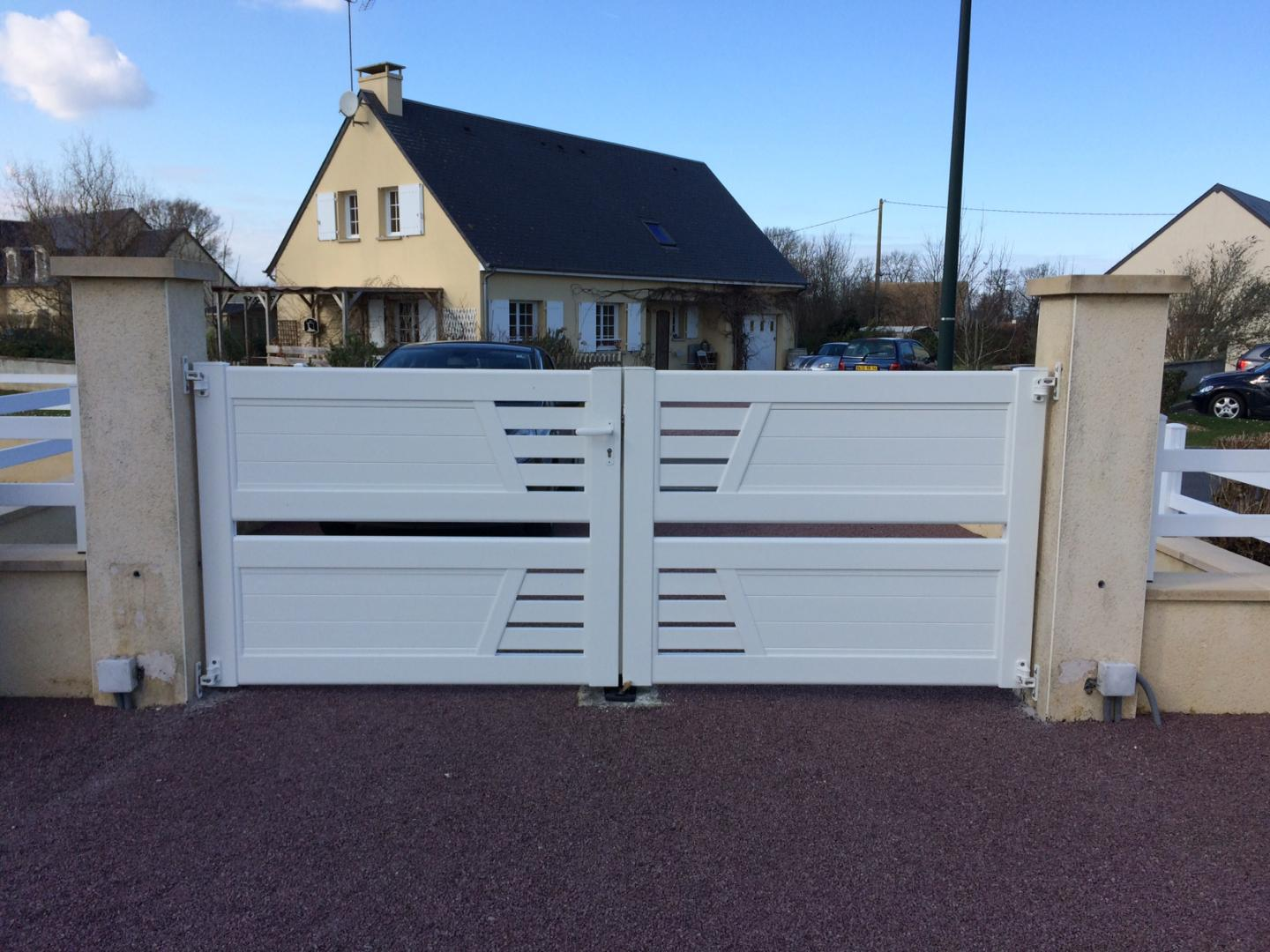 Portail battant PVC - Le choix du portail PVC battant pour une sécurité renforcée