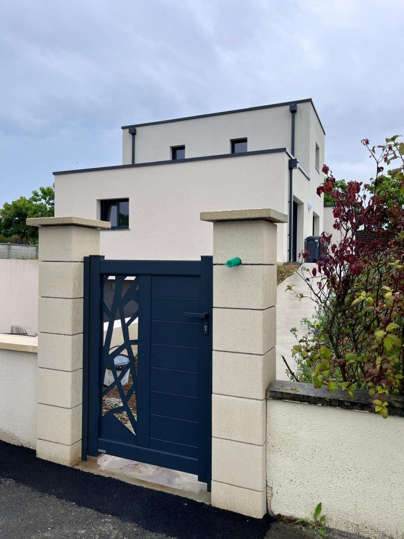 Logikinov : votre partenaire pour la pose de portillons semi-ajourés en Normandie