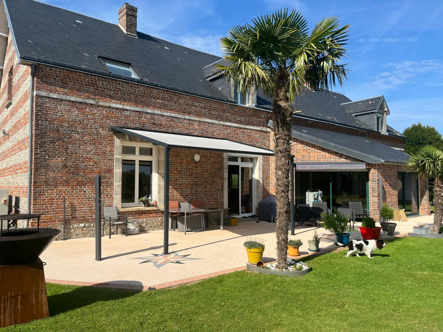 Moduler la lumière et abriter sa terrasse en toute saison grâce à la Storgola