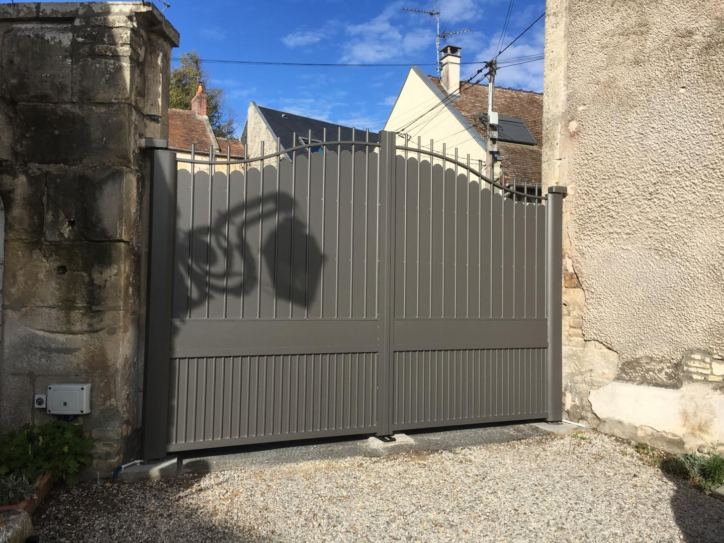 Portail battant en aluminium