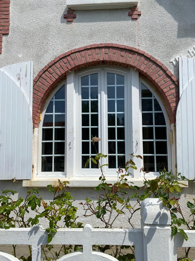 Fenêtre oscillo battante PVC - Pourquoi choisir Logikinov pour l’installation d’une fenêtre oscillo-battante en Normandie ?