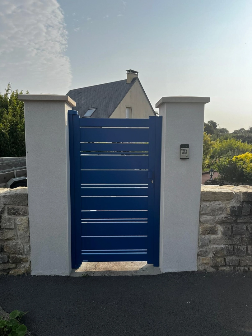 Pourquoi choisir un portillon semi-ajouré pour votre extérieur en Normandie ?