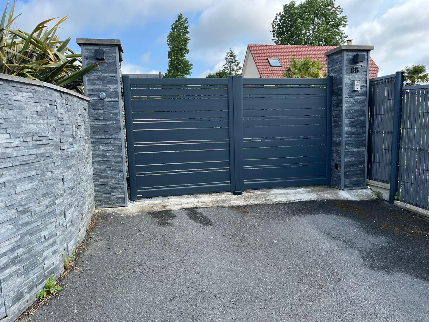 Portail battant Alu - Pourquoi faire confiance à Logikinov pour votre portail aluminium en Normandie ?
