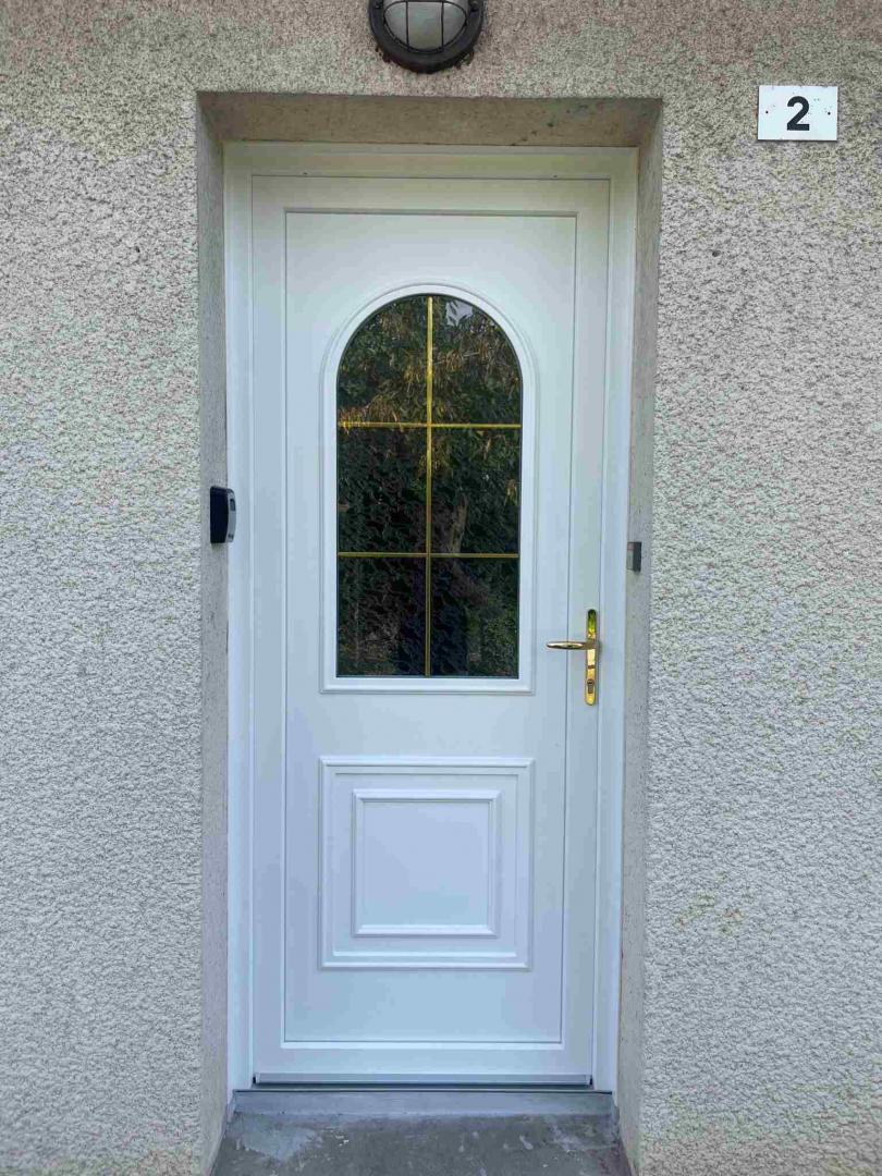 Porte PVC - Un accompagnement personnalisé avec Logikinov pour la pose de votre porte d’entrée PVC en Normandie