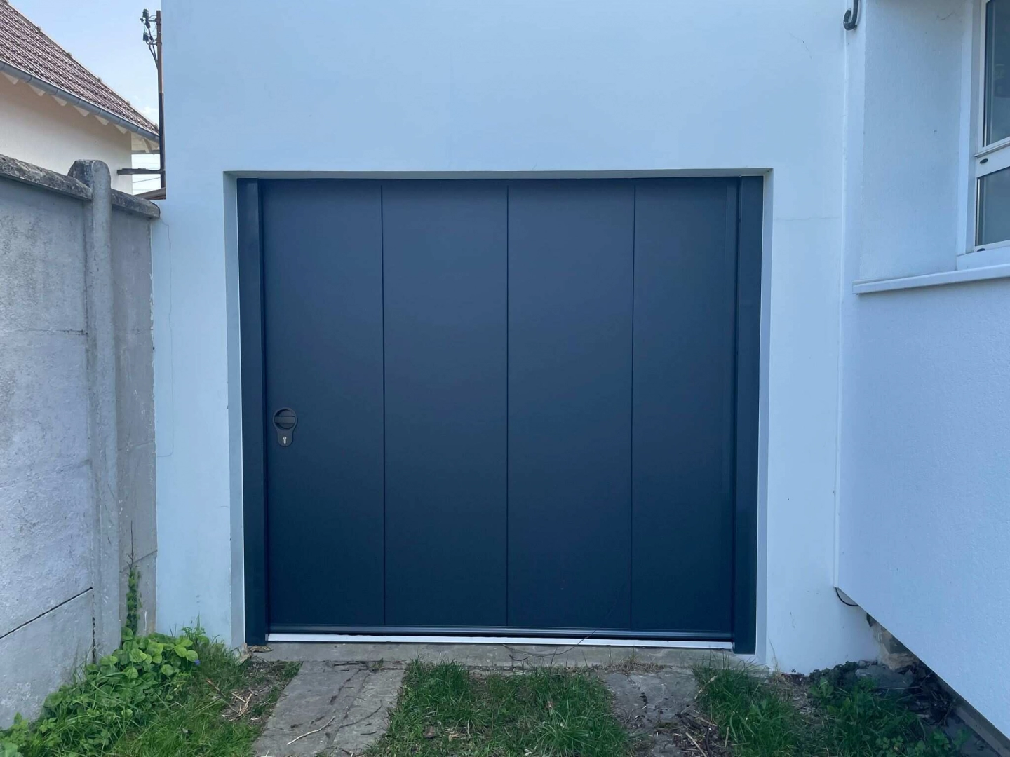 Porte de garage sectionnelle latérale - Une porte de garage latérale sur mesure, adaptée à vos besoins