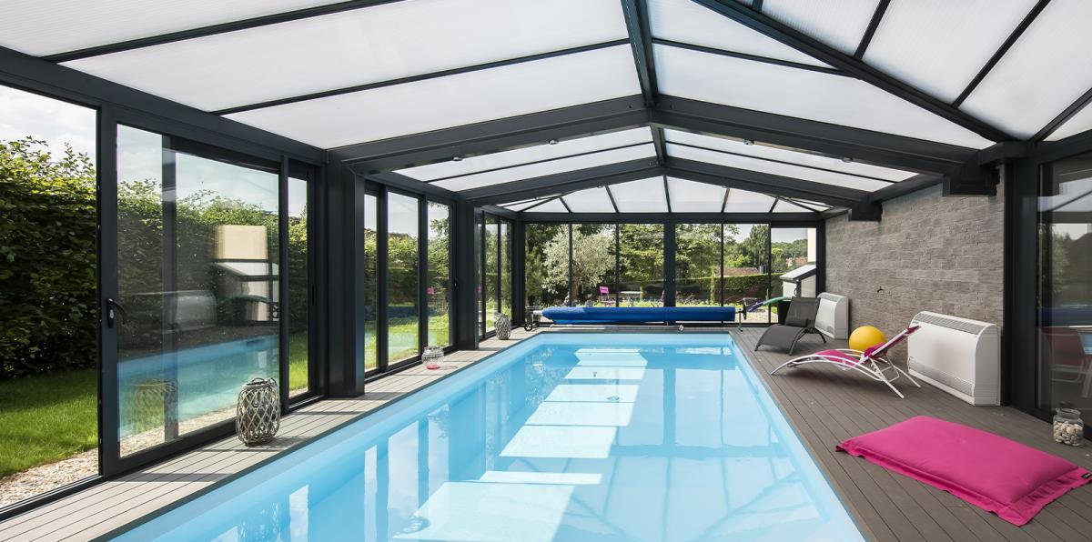 Abri de piscine aluminium anthracite et toiture translucide, bassin et deck gris