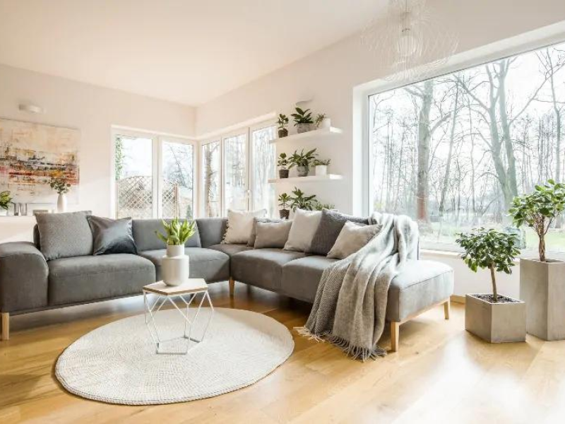 Grande fenêtre fixe PVC blanche dans un salon contemporain