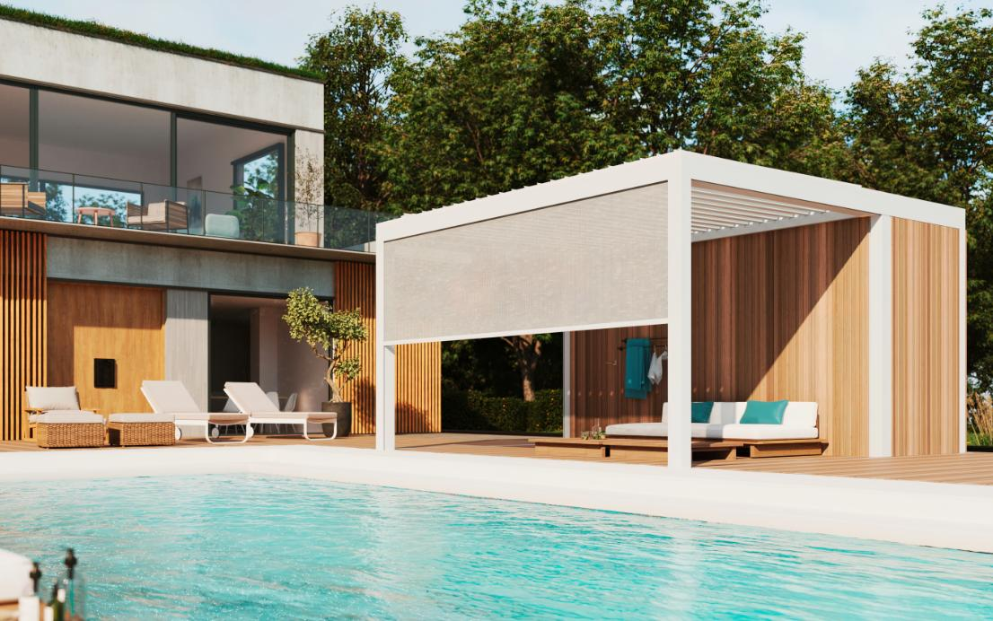 Pool house blanc à claustras bois et store gris au bord d'une piscine