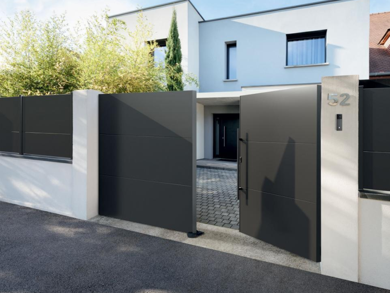 Portail battant aluminium anthracite à lames horizontales entre piliers blancs