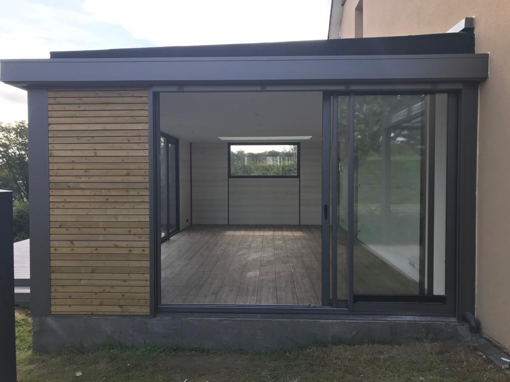 Extension toit plat, baies coulissantes anthracite et bardage bois horizontal