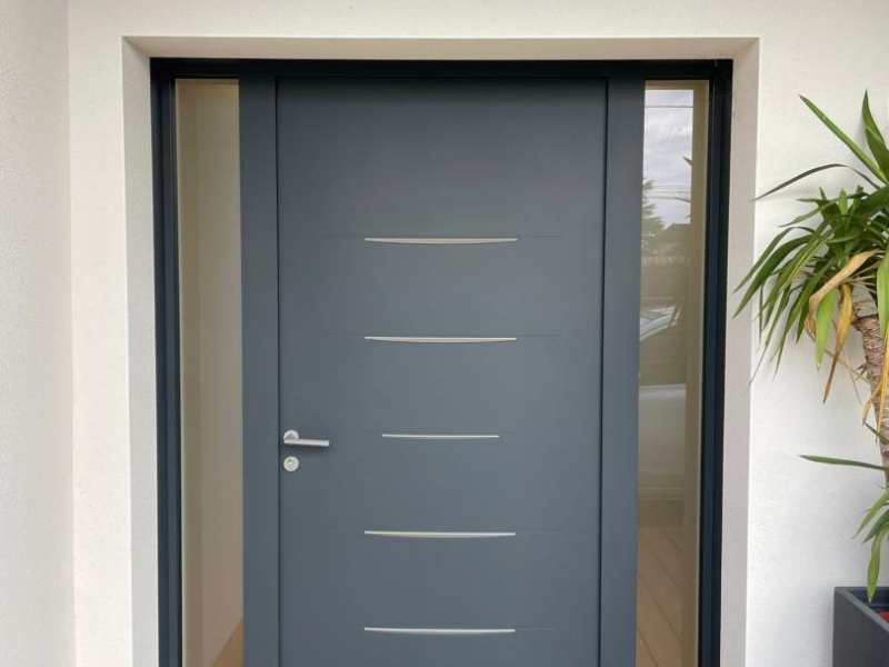 Porte d'entrée anthracite à inserts métalliques et vitrages latéraux, deck bois