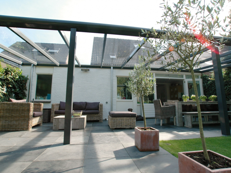 Pergola aluminium anthracite et toit verre sur terrasse, mobilier en résine