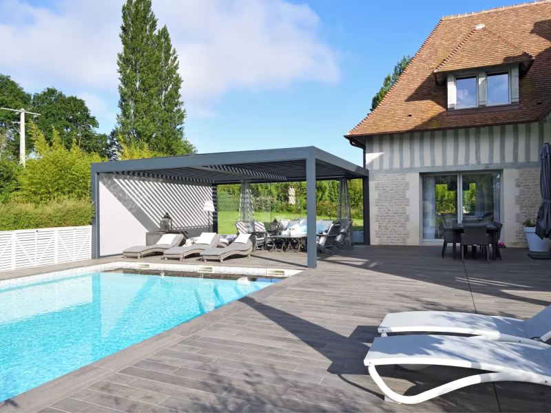 Création d'une pergola bioclimatique à lames orientables au bord d'une piscine à Deauville
