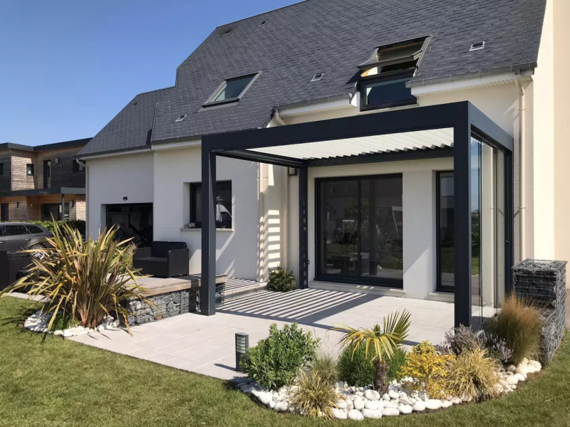 Création d'une pergola bioclimatique avec une paroi en verre à Caen