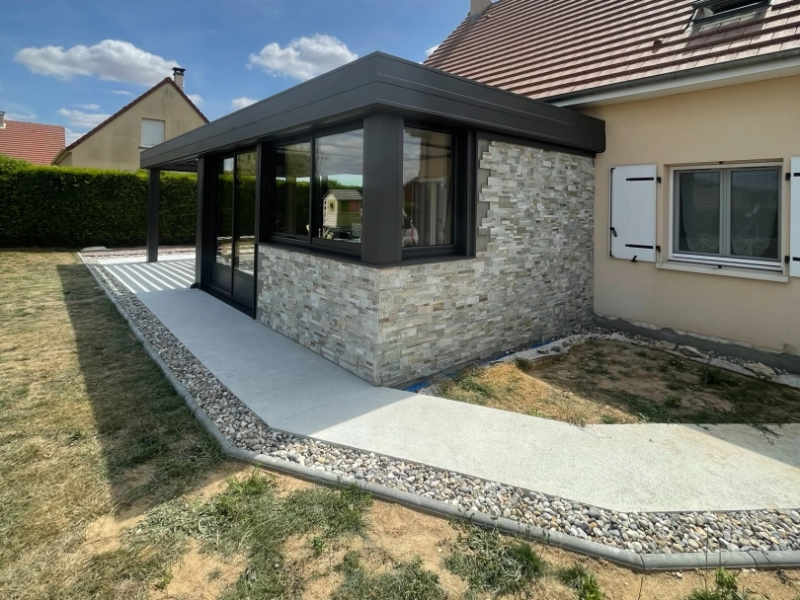 Création d'une véranda à toiture plate et pergola près de Caen