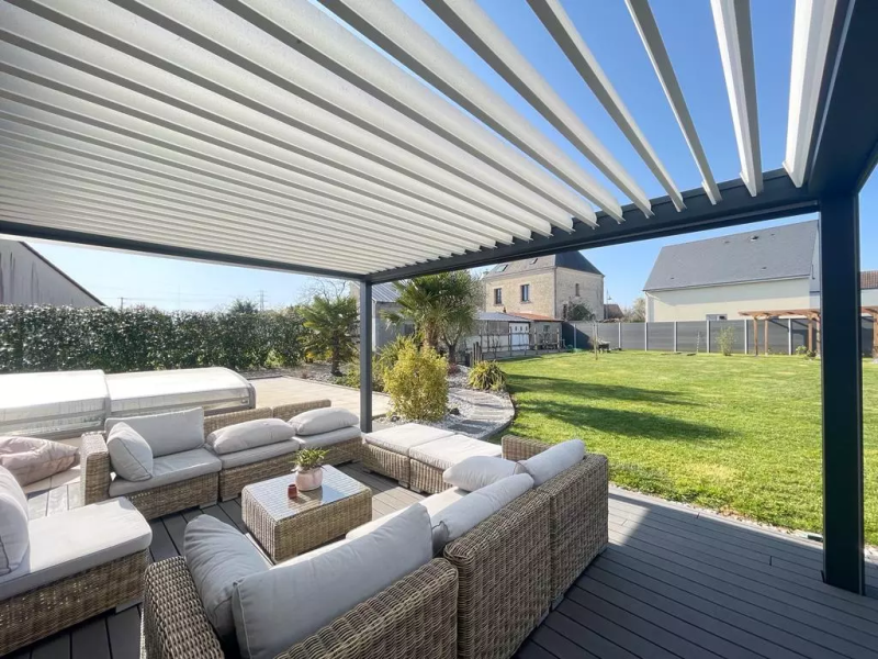 Découvrez notre dernière réalisation : pergola avec un toit ouvrant en Normandie ! - Caen - Calvados