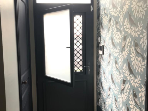 Pose d’une porte d’entrée Bel’M en bois dans le secteur de Caen