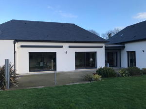 Stores bannes posés sur une maison en Seine Maritime