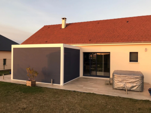 Pose d'une pergola avec screens de 3 côtés pour une protection des rayons du soleil totale