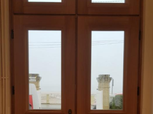 Porte d'entrée en bois vu de l'intérieur, à Ouistreham, en Normandie