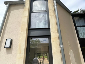 Fenêtre en aluminium installée près de Caen par Logikinov