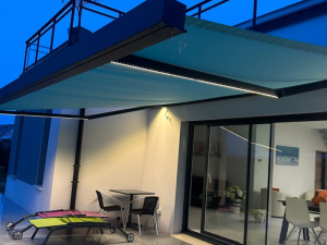 Store banne a toile bleu turquoise avec garde corps installés en Normandie
