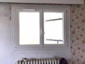 Une fenêtre en PVC de l'intérieur, à Lisieux