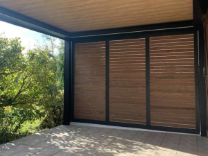 Pose d'une pergola bioclimatique à lames orientables, Lisieux