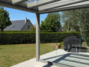Pergola vitrée Brustor B800 à Saint-Contest par Logikinov
