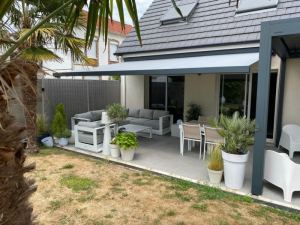 Mise en place d'un store banne avec pergola en Normandie