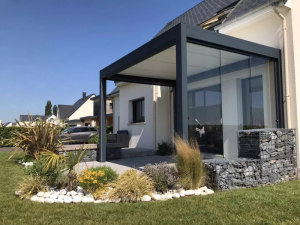 une pergola avec un accompagnement sur un travail paysager en périphérie