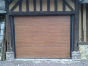 Pose d'une porte de garage ton bois à Lisieux, Calvados
