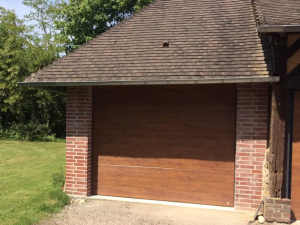 Pose d'une porte de garage ton bois à Lisieux, Calvados