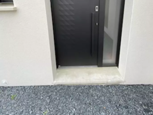 Pose d'une nouvelle porte d'entrée en aluminium en Normandie