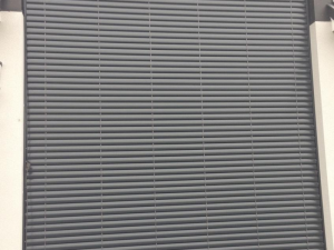 Pose d'un brise soleil orientable à Vire, Calvados