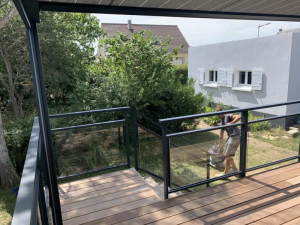 Mise en place d'un garde corps vitré pour une terrasse sur pilotis à Ouistreham