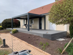 Installation d'une terrasse composite avec pergola bioclimatique dans la Manche, Normandie