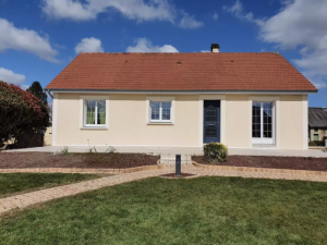 Installation d'une terrasse composite avec pergola bioclimatique dans la Manche, Normandie