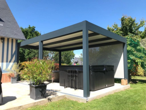 Pose d’une pergola Aluloge par l’agence Logikinov d’Honfleur