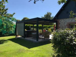 Pose d’une pergola Aluloge par l’agence Logikinov d’Honfleur