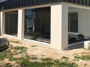 Pose d’une paroi vitrée Sunflex par les équipes Logikinov