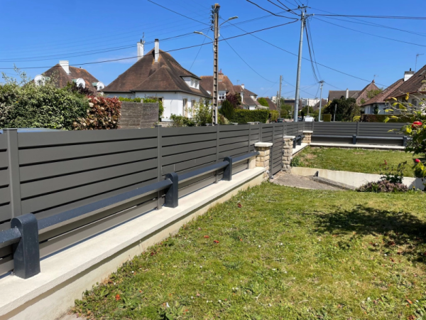 Installation d'un portail et d'une clôture persiennés à Caen