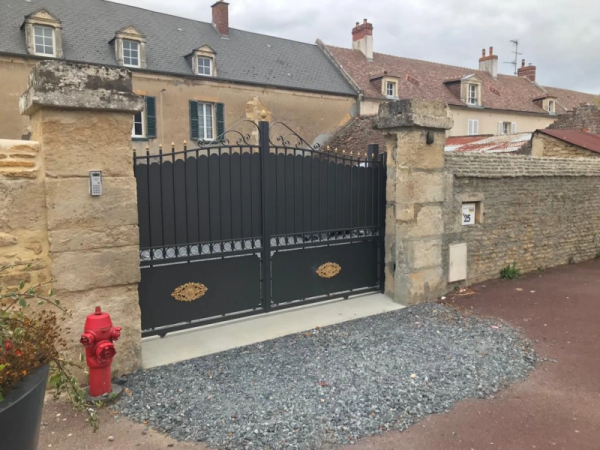 Installation d’un portail motorisé coulissant en aluminium à Blainville sur Orne - Caen - Calvados
